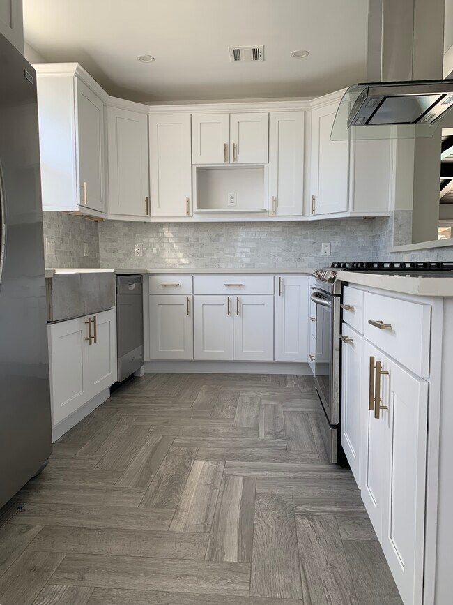 Kitchen - 7811 Paso Robles Ave