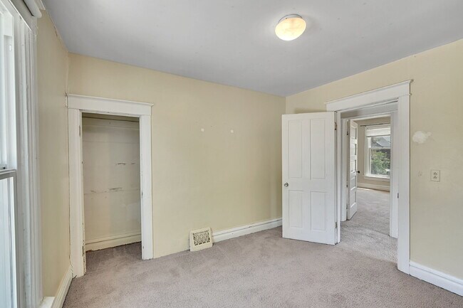 Building Photo - $2,395 - 2 Bed, 2 Bath Townhome in Great D...