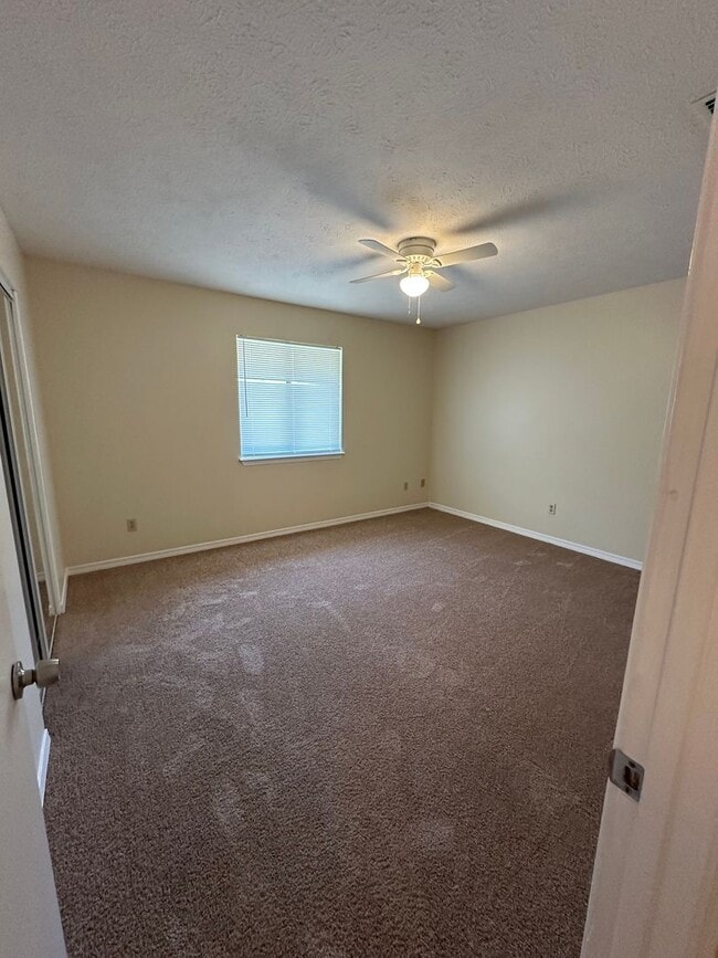 Building Photo - 2 bed 2 bath townhome, perfect location!
