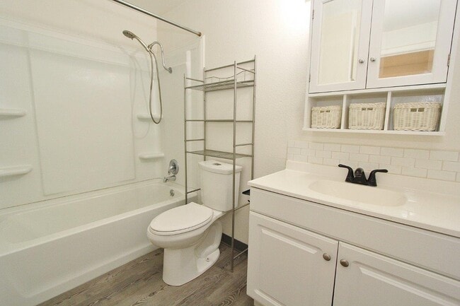 Building Photo - 804 W 7th St