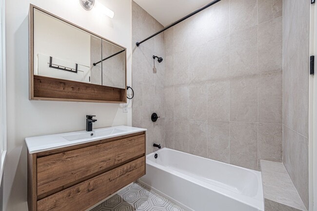 Building Photo - Modern Upstairs 3-Bed/2-Bath at 4222 – Two...