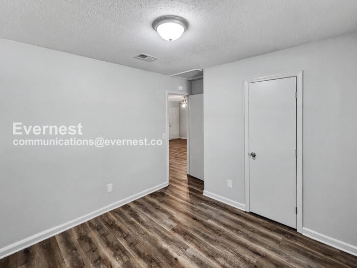 Building Photo - 725 W Creek Cir