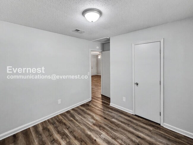 Building Photo - 3 Bed/2 Bath Home with Off-Street Parking / Pet-Friendly / Available Now!