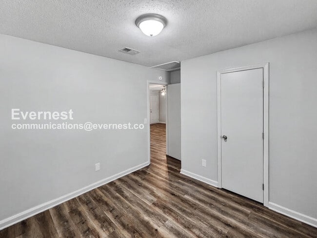 Building Photo - 725 W Creek Cir