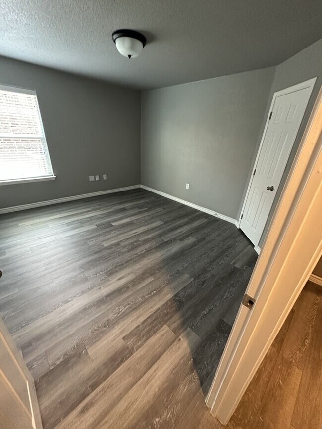 Building Photo - AVAILABLE NOW!