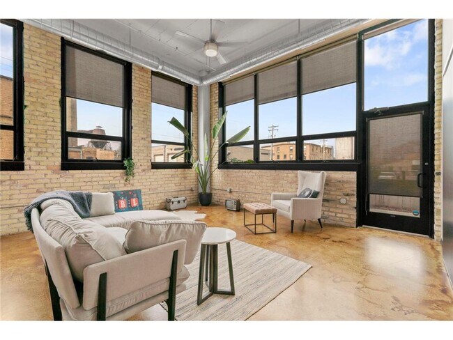 Building Photo - 1701 NE Madison St