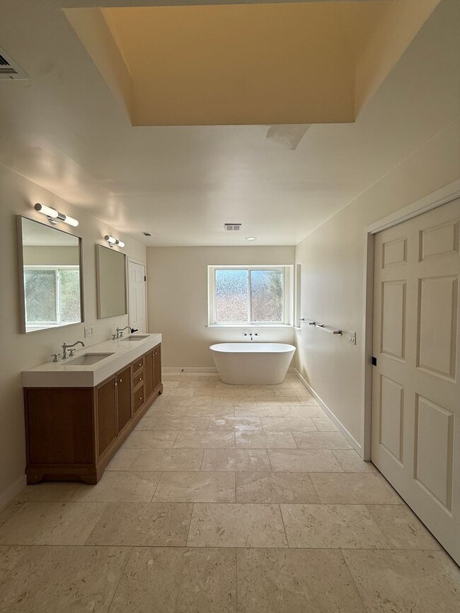Building Photo - Beautifully Updated Single Story Custom Ho...