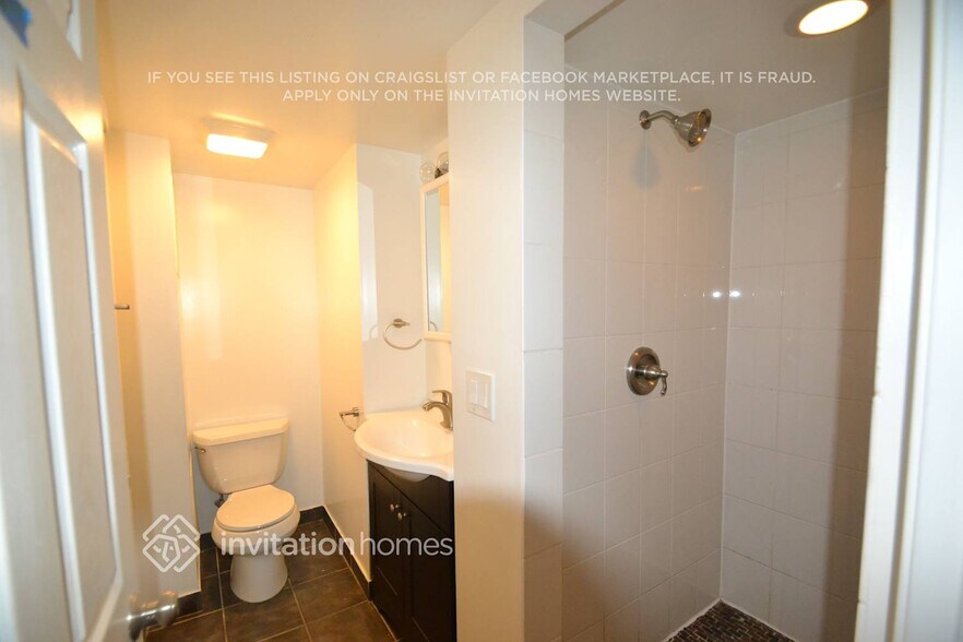 Building Photo - 2904 N McVicker Ave