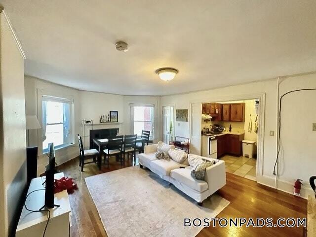 Building Photo - 912 Beacon St