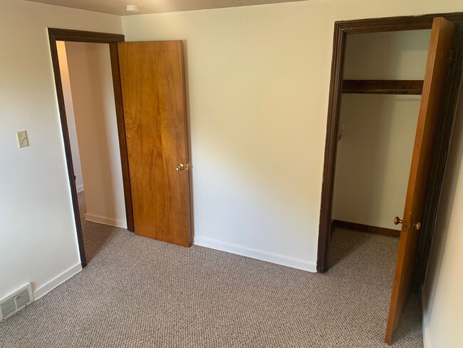 Building Photo - Spacious 2-bedroom 1-bath Townhome, Christ...