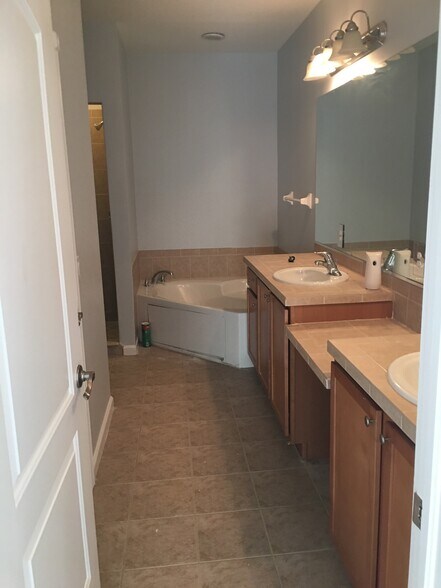 Building Photo - 2543 Creekside Dr