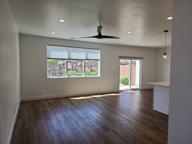 Building Photo - Luxury Townhome