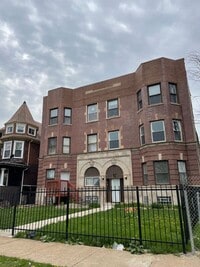 Building Photo - 728 N Pine Ave