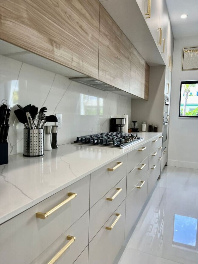 Building Photo - 547 NE 16th Ave