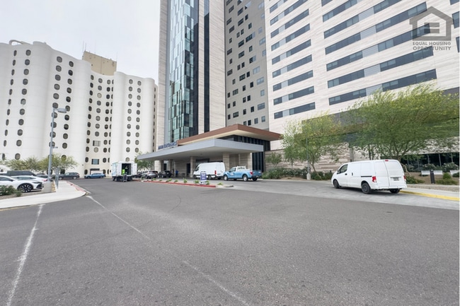 Building Photo - 3Bed/3Bath House at Thomas/7th Ave! Ready for Immediate Move-In! -- NO HOA! FULLY REMODELED!