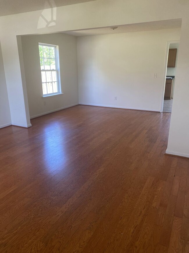 Building Photo - WOW!!! 4 Bedrooms 3.5 Bathrooms FOR RENT