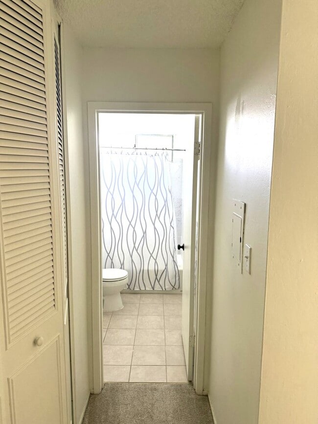 Building Photo - Charming One-Bedroom Condo in Prime Concor...
