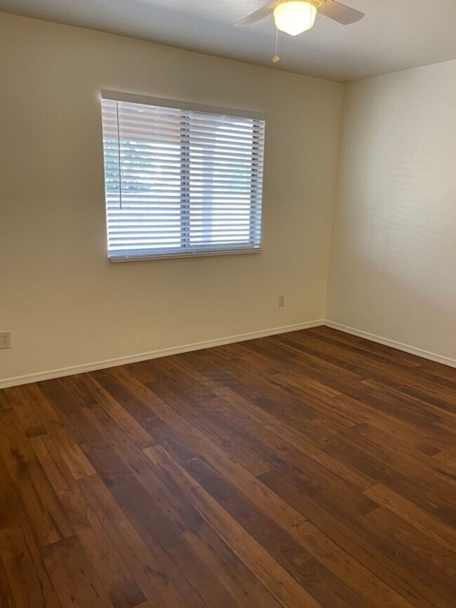 Building Photo - Beautiful 3 bedroom 2 bathroom!