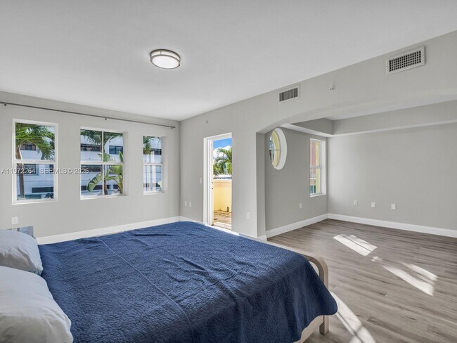 Building Photo - 2051 SE 3rd St