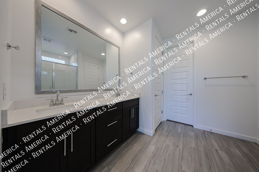 Building Photo - 2256 E Ridgewood Ln