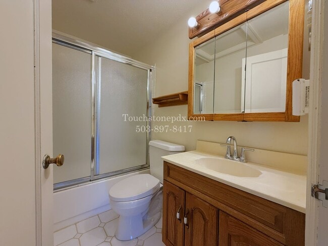 Building Photo - MOVE IN SPECIAL! ONE MONTH FREE! Timeless SE Portland 3 Bed Home w/Backyard, Hardwood Floors, & B...