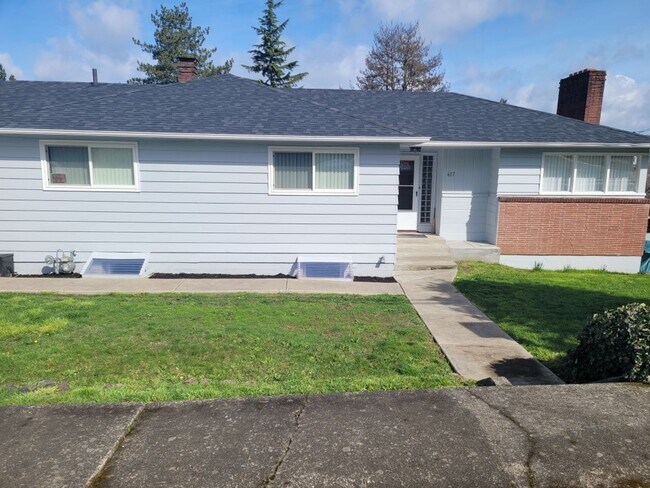 Building Photo - Move in ready rental in downtown Rainier with Columbia River views!