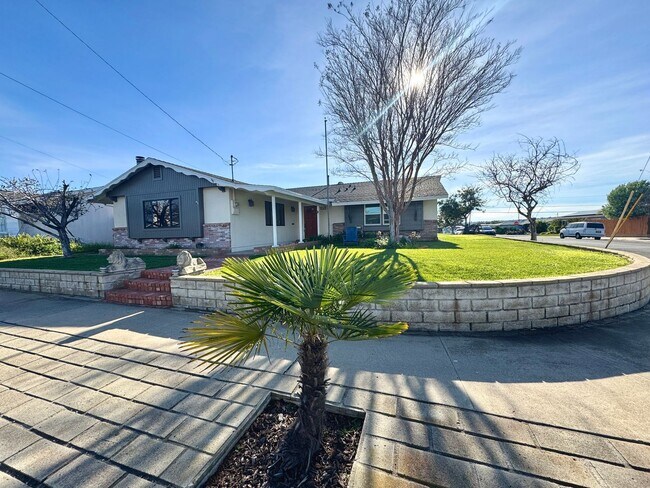 Building Photo - 3BD/2BA HOME AVAILABLE IN NORTH CLAIREMONT ONLY $4,195!