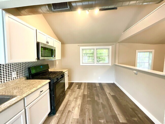 Building Photo - Spacious 2-Bedroom Home Steps from Restaur...
