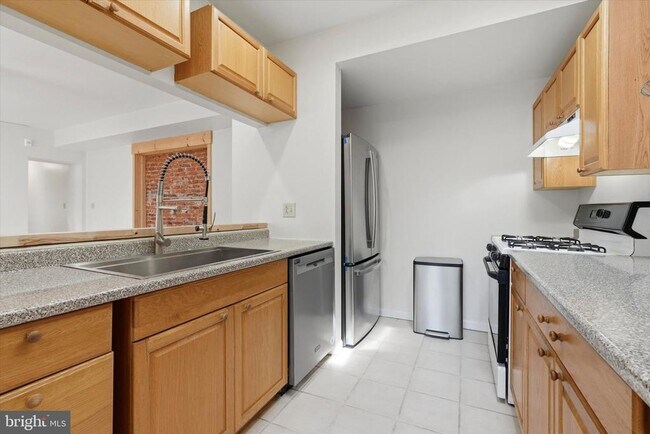 Building Photo - 1347 S 6th St