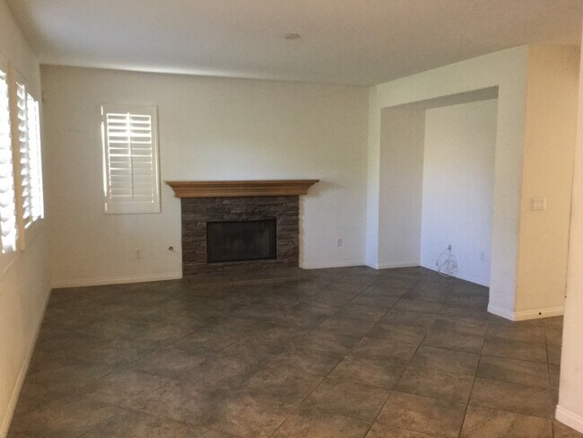 Building Photo - 3 Bedroom 2 Bathroom Home in Corona