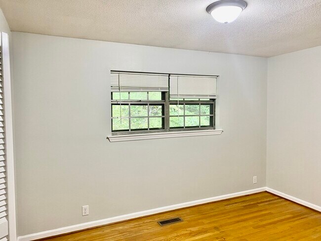 Building Photo - Hixson Townhome: 3 Bed/1.5 Bath; 2 Stories...