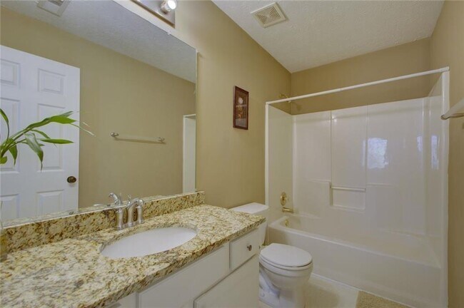 Building Photo - 2820 Northcliff Dr