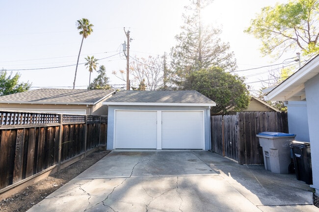 Building Photo - 652 Cypress Ave