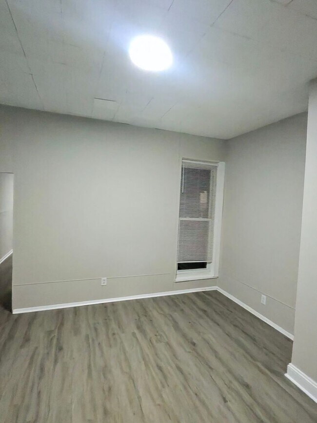 Building Photo - 7 Bedrooms 3.5 Bathrooms