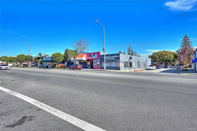 Building Photo - 1135 N La Brea Ave