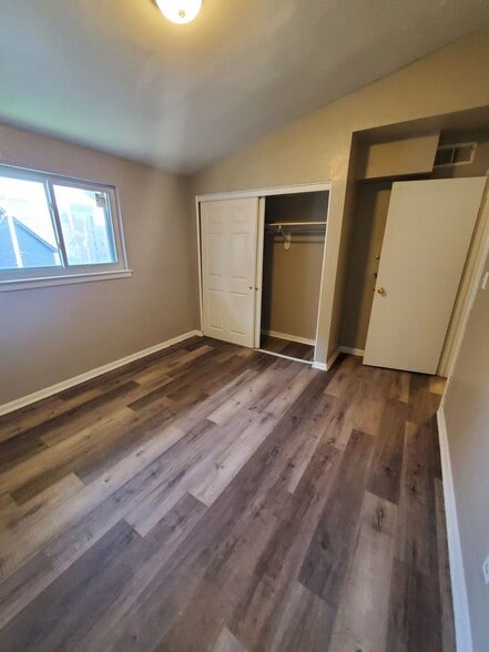 Building Photo - 2448 W Kilbourn Ave