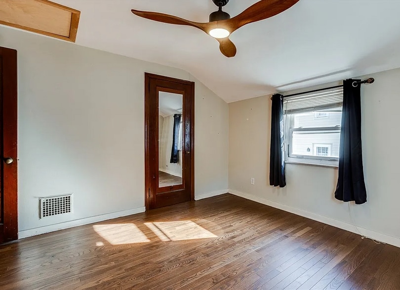 Pleasant ceiling fan - 133 Hamburg St