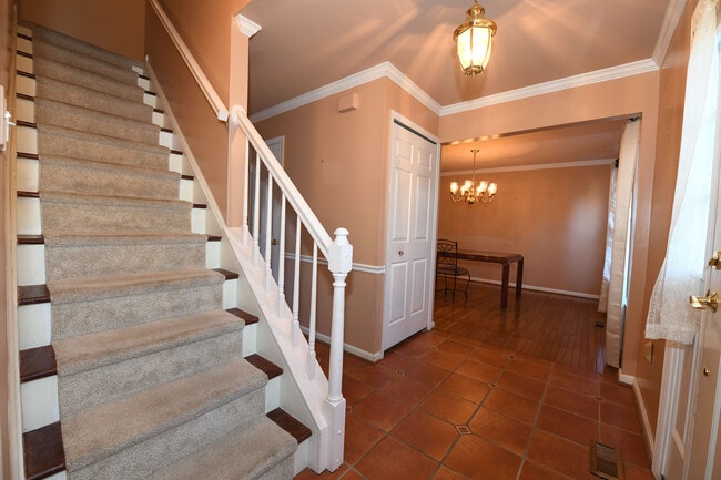 Building Photo - Gorgeous 4 BR 2+2 Baths Colonial - Finishe...