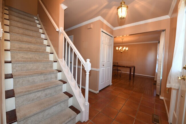 Building Photo - Gorgeous 4 BR 2+2 Baths Colonial - Finished Walk-Out Basement and Car Garage