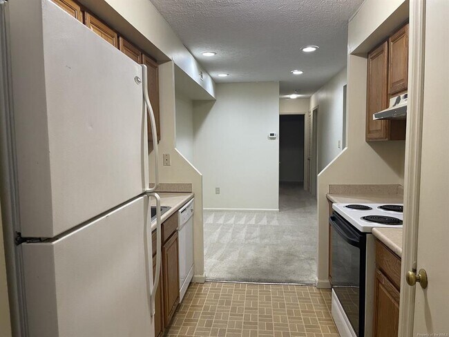 Building Photo - 4003 Governors Square