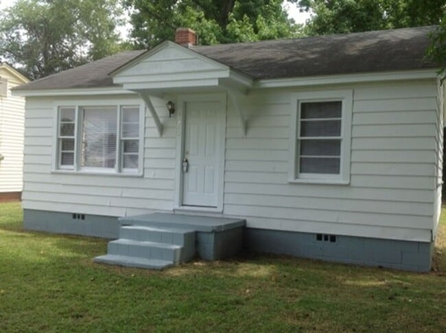Building Photo - Cute and Cozy Rental