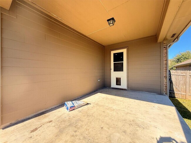 Building Photo - 2701 Pedernales Falls Dr