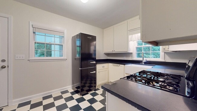 Building Photo - Super Cute Cottage 1 mile from Toomers Corner