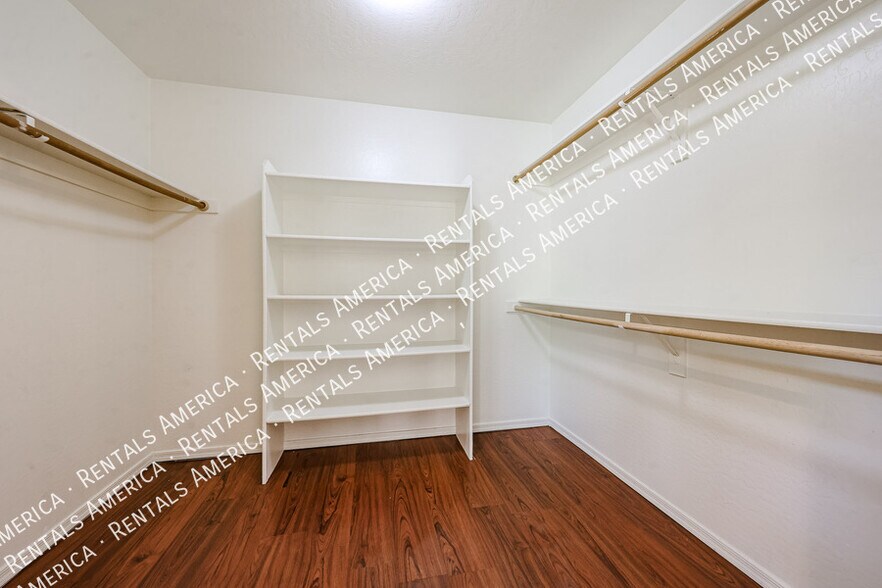 Building Photo - 9202 W MacKenzie Dr