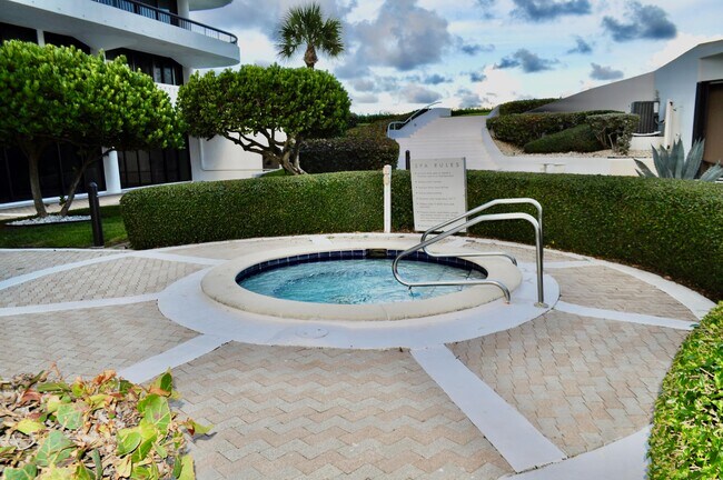 Building Photo - 2660 S Ocean Blvd