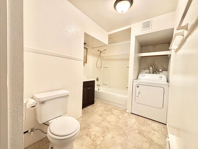 Building Photo - 207 W Rosebud Ave