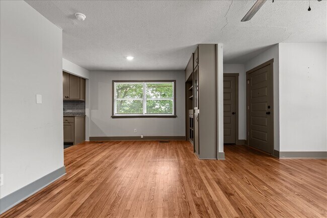 Building Photo - 522 S Duncan Ave