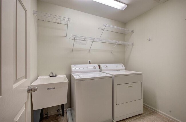 Building Photo - 2320 Starr Lake Dr NW