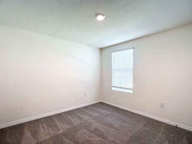 Building Photo - 5 Bedroom Rental Home with Large Backyard in Ocala Crossings!