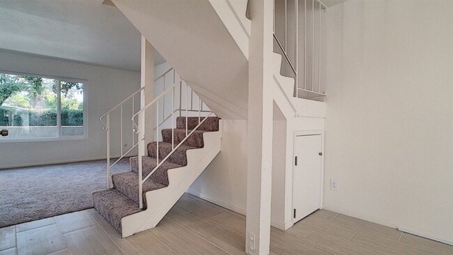 Building Photo - 3BR 1.5BA Townhome with 2 Car Garage, Larg...